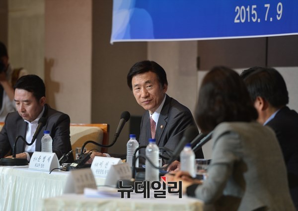 ▲ 관훈클럽 토론회에서 패널의 질문을 듣고 있는 윤병세 외교부 장관. ⓒ뉴데일리 정상윤 기자