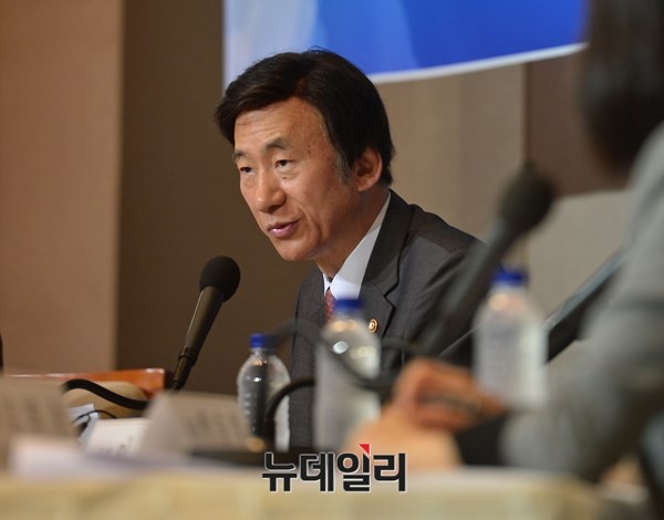 ▲ 관훈클럽 토론회에서 패널의 질문에 답하는 윤병세 외교부 장관. ⓒ뉴데일리 정상윤 기자