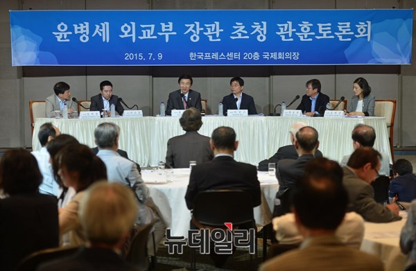 ▲ 이날 관훈클럽 토론회에는 100여 명 이상의 기자들이 몰려 윤병세 장관의 목소리에 귀를 기울였다. ⓒ뉴데일리 정상윤 기자