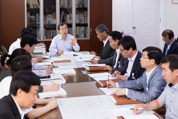 ▲ 박의식 구미부시장이 빠른 시정 업무 파악을 위해 9일 본청에서 실국별 주요업무 보고 및 점검하는 자리를 가졌다.ⓒ구미시 제공