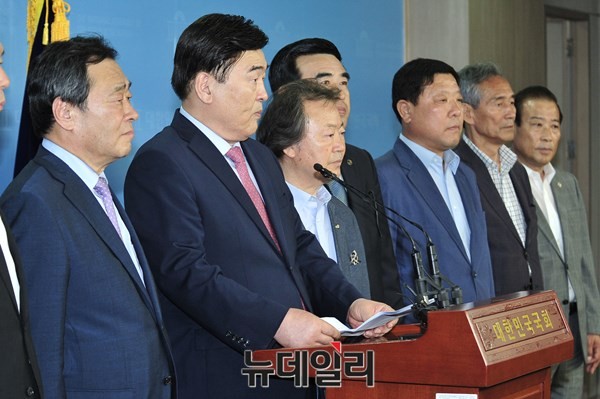 ▲ 새정치민주연합 전직 당직자와 당원들이 9일 국회 기자회견장에서 탈당 기자회견을 하고 있다. ⓒ뉴데일리 이종현 기자