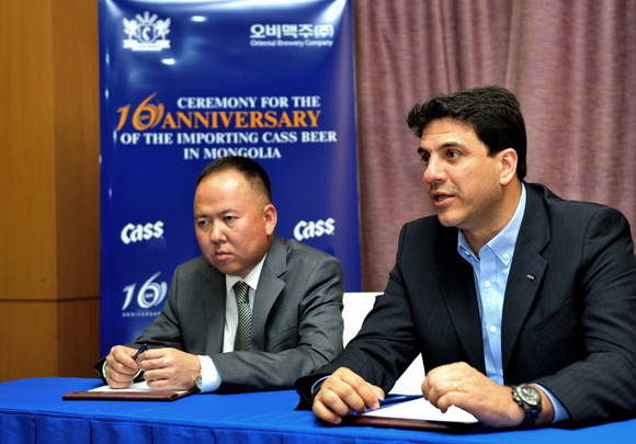 ▲ 오비맥주 프레데리코 프레이레 사장(우) 카스타운 잉크바트(Enkhbat) 사장(좌) ⓒ오비맥주