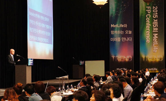 ▲ 2015년 7월 8일 밀레니엄 서울 힐튼호텔 그랜드볼룸에서 개최된 ‘2015 제5회 메트라이프 종합재무설계 컨퍼런스에서 메트라이프생명 데미언 그린 사장이 환영사를 하고 있다.ⓒ메트라이프생명 제공.