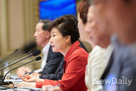 ▲ 박근혜 대통령이 9일 청와대에서 제 8차 무역투자진흥회의를 주재하고 있다. ⓒ 뉴데일리(청와대 제공)