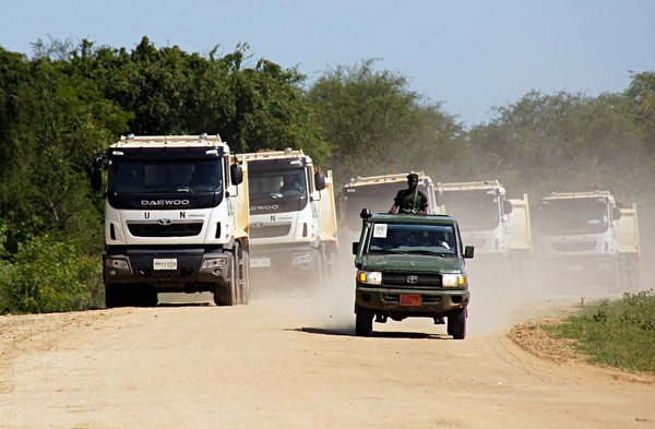 ▲ 희망로에서 남수단 정부군 차량이 한빛부대 공병대 트럭을 앞지르고 있다. 희망로는 지역 주민들의 핵심 교통로로 자리매김하고 있었다.ⓒ국방부공동취재단