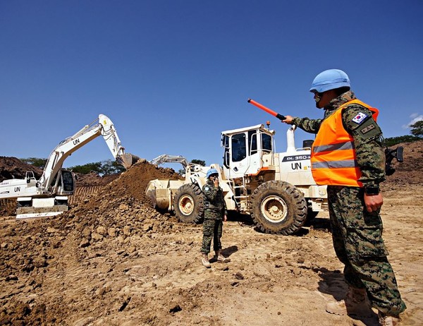 ▲ 한빛부대 공병대가 8일(현지시간) 보르기지 동편 토취장에서 백색면화토 채취 작업을 하고 있다.ⓒ국방부공동취재단