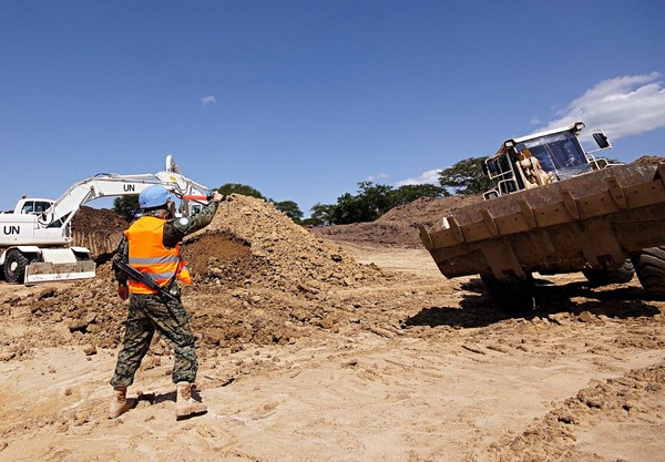 ▲ 한빛부대 공병대가 8일(현지시간) 보르기지 동편 토취장에서 백색면화토 채취 작업을 하고 있다.ⓒ국방부공동취재단