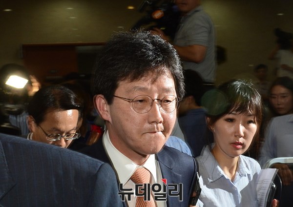 ▲ 새누리당 유승민 전 원내대표가 8일 원내대표 사퇴 기자회견을 한 뒤 국회 기자회견장을 빠져나가며 입술을 깨물고 있다. ⓒ뉴데일리 이종현 기자