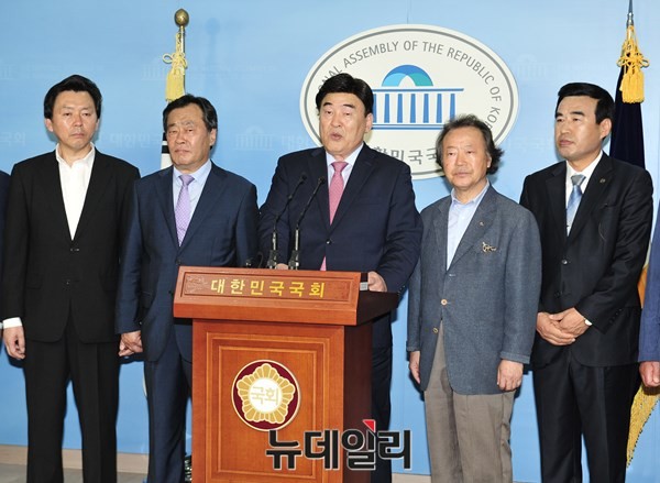 ▲ 새정치민주연합의 일부 전직 당직자들이 9일 국회에서 기자회견을 열고 탈당을 선언하고 있다. ⓒ뉴데일리 이종현 기자