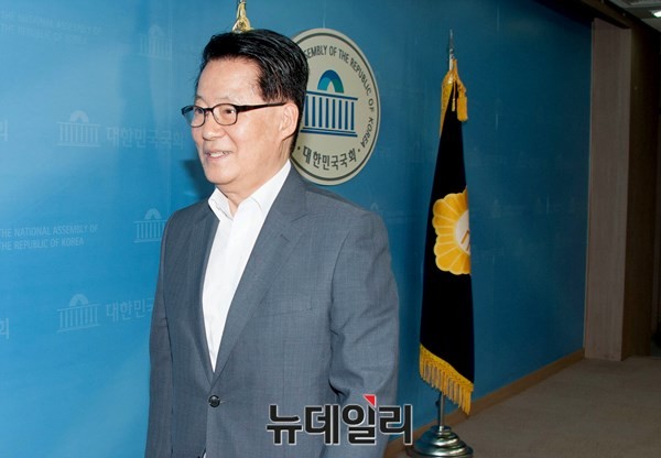 ▲ 새정치민주연합 박지원 전 원내대표가 10일 국회 기자회견장에서 항소심 판결의 문제점과 자신의 결백을 주장하는 기자회견을 한 뒤 회견장을 나서고 있다. 박지원 전 원내대표는 친노에 분노한 호남 민심을 바탕으로 신당 창당이라는 큰 그림을 그릴 수 있는 인물로 꼽혔지만, 9일 항소심 재판에서 일부 유죄 판결을 받으면서 스탭이 엉켰다는 지적이다. ⓒ뉴데일리 이종현 기자