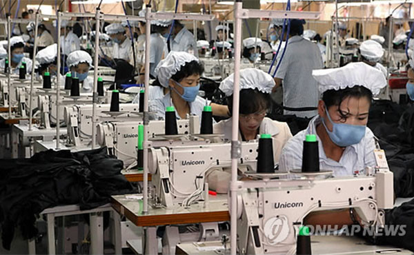 ▲ 개성공단에서 일하는 북한 근로자들. ⓒ연합뉴스. 무단전재 및 재배포 금지.