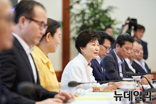 ▲ 박근혜 대통령이 10일 청와대에서 열린 통준위 민간위원 집중토론회를 주재하면서 모두발언을 하고 있다. ⓒ청와대 제공