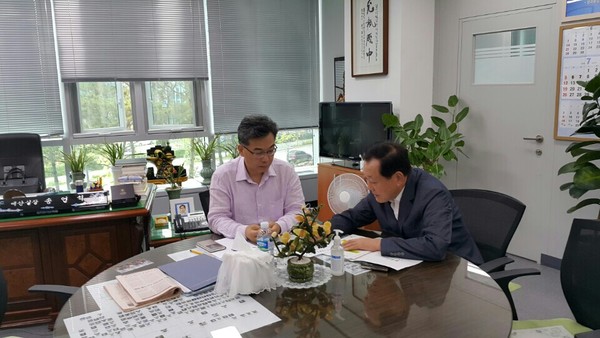 ▲ 김항곤 군수가 지난 9일 기획재정부 방문 주요사업 국비지원 요청을 위한 설명을 하고 있다.ⓒ성주군 제공