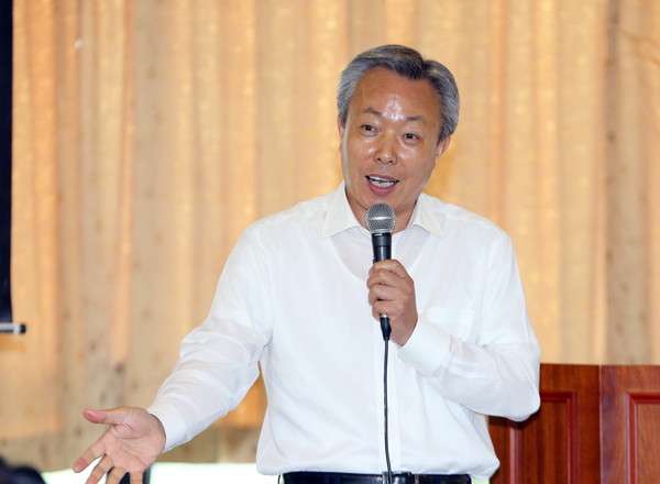 ▲ 윤상기 군수가 청렴 리더십 향상을 위한 워크숍에서 특강을 실시하고 있다