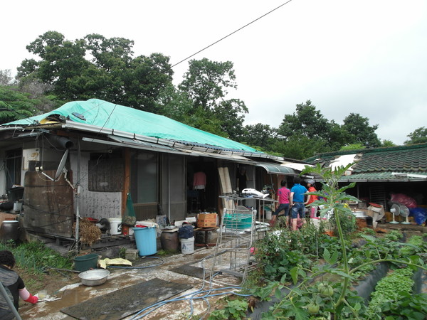 ▲ 문경시 사례관리대상 가구 집수리 봉사활동을 실시했다.ⓒ문경시 제공
