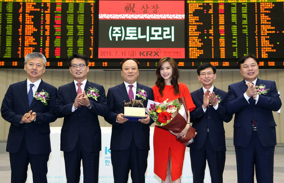 ▲ 왼쪽부터 홍성국 대우증권 대표이사, 김원대 한국거래소 유가증권시장본부장, 배해동 토니모리 회장, 공현주 토니모리 전속모델, 홍현기 토니모리 전무, 김진규 상장사협의회 부회장이 기념촬영을 하고 있다.ⓒ한국거래소