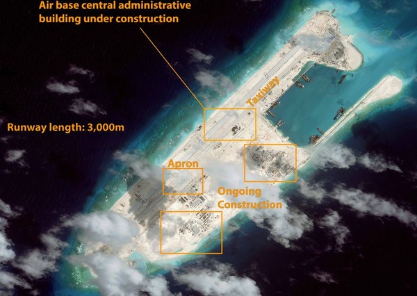 ▲ 피어리 크로스 암초에 인공섬을 만들고 군사용활주로를 건설하는 모습이 포착된 인공위성 사진.ⓒamti