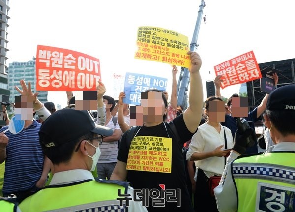 ▲ '2015 퀴어 축제' 주요 행사인 '퀴어 퍼레이드'가 28일 오후 서울광장과 퇴계로, 을지로 등 서울 도심에서 열린 가운데, 동성애 축제를 빈대하는 시민들도 서울광장 인근에서 집회를 열었다. 한 시민이 동성애 축제를 위해 서울광장 사용을 허가한 박원순 서울시장을 비판하는 손 피켓을 들고 있다. ⓒ 뉴데일리 정재훈 기자