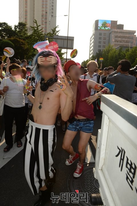 ▲ '2015 퀴어 축제' 주요 행사인 '퀴어 퍼레이드'가 28일 오후 서울광장과 퇴계로, 을지로 등 서울 도심에서 열렸다. ⓒ 뉴데일리 정재훈 기자