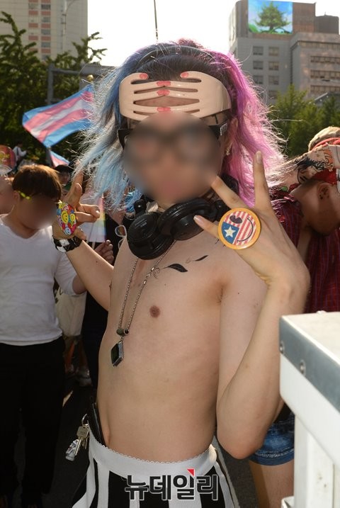 ▲ '2015 퀴어 축제' 주요 행사인 '퀴어 퍼레이드'가 28일 오후 서울광장과 퇴계로, 을지로 등 서울 도심에서 열렸다. 한 참가자가 사진기자들을 향해 포즈를 취하고 있다. ⓒ 뉴데일리 정재훈 기자