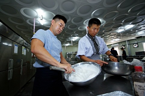 ▲ 한빛부대 취사반의 활동모습.ⓒ국방부공동취재단