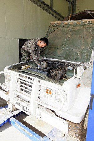 ▲ 한빛부대 차량정비반의 활동모습.ⓒ국방부공동취재단