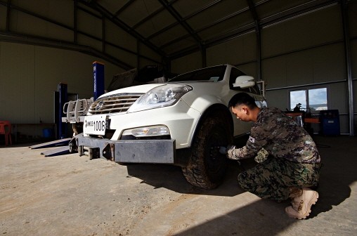 ▲ 한빛부대 차량정비반의 활동모습.ⓒ국방부공동취재단