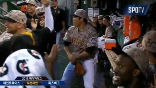 ▲ 강정호가 최근 홈경기에서 운동장에 흘러나오는 '강남스타일'에 맞춰 흥겨운 말춤을 추고 있다.ⓒ방송캡쳐