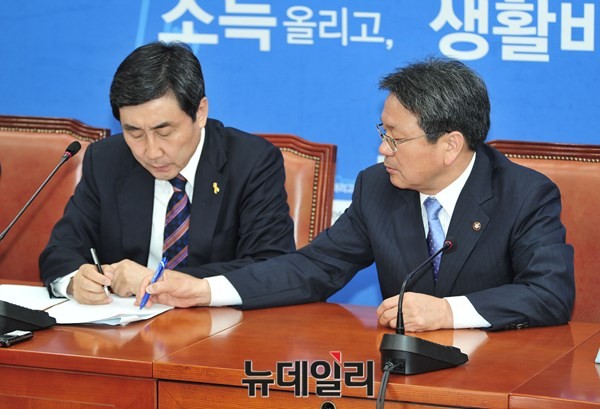 ▲ 새정치민주연합 이종걸 원내대표와 강기정 정책위의장이 원내대책회의 도중 회의 자료 위의 무언가를 펜으로 가리키며 의견을 교환하고 있다. ⓒ뉴데일리 이종현 기자