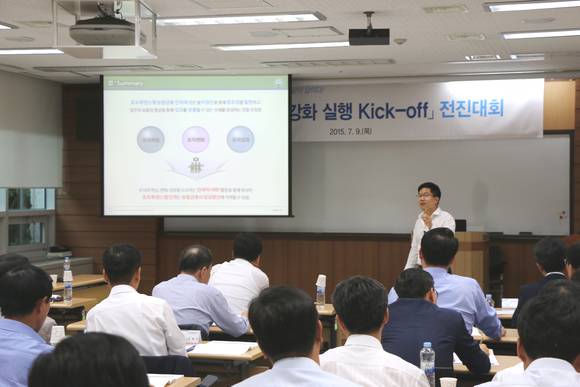 ▲ 농협금융 임직원들이 '농협금융 인재육성전략'을 주제로 서울대 이찬 교수의 강의를 듣고 있다.