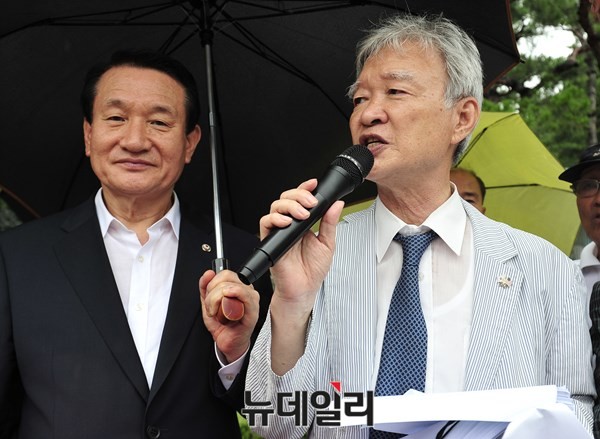 ▲ 대한민국지키기천주교모임 상임대표 서석구 변호사(오른쪽)는 13일 오후, 박래군 세월호 국민대책위 공동운영위원장과 4.16연대 등을 특수공무집행방해 및 집시법 위반 등 혐의로 서울중앙지검에 고발했다. ⓒ뉴데일리 정상윤 기자