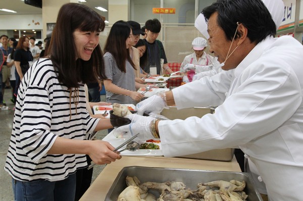 ▲ 구미대학교 정창주 총장은 초복을 맞아 13일 대학 긍지관에서 학생과 교직원들에게 삼계탕을 나눠주며 건강한 여름나기를 기원했다.ⓒ구미대학교 제공