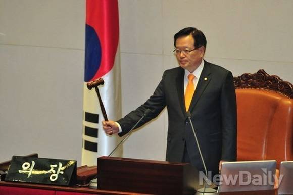 ▲ 국회 예산정책처가 정부가 제출한 추가경정예산(추경)안 중 세부사업 4건 당 1건 꼴로 문제가 있다고 지적했다. 사진은 정의화 국회의장의 모습. ⓒ 뉴데일리 이종현 기자