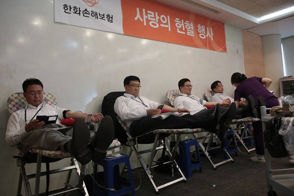 ▲ 한화손해보험 임직원 100여 명이 참석한 가운데 13일 여의도 본사 26층 대교육장에서 중동급성호흡기증후군(MERS) 사태에 따른 혈액수급의 어려움을 돕기 위한 '사랑의 헌혈 행사'를 실시했다.ⓒ한화손보 제공