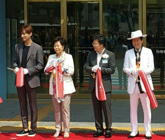 ▲ 왼쪽부터 배우 이민호, 신영자 롯대장학제단이사장, 제주특별자치도 박정하 정무부지사, 가수 태진아.   ⓒ 뉴데일리