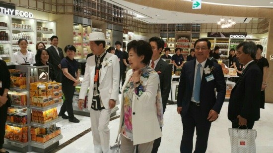 ▲ 왼쪽부터 배우 이민호, 신영자 롯대장학제단이사장, 제주특별자치도 박정하 정무부지사, 가수 태진아.   ⓒ 뉴데일리