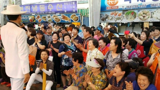 ▲ 왼쪽부터 배우 이민호, 신영자 롯대장학제단이사장, 제주특별자치도 박정하 정무부지사, 가수 태진아.   ⓒ 뉴데일리