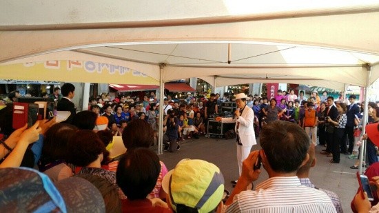 ▲ 왼쪽부터 배우 이민호, 신영자 롯대장학제단이사장, 제주특별자치도 박정하 정무부지사, 가수 태진아.   ⓒ 뉴데일리