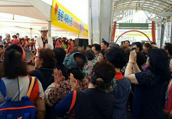 ▲ 왼쪽부터 배우 이민호, 신영자 롯대장학제단이사장, 제주특별자치도 박정하 정무부지사, 가수 태진아.   ⓒ 뉴데일리