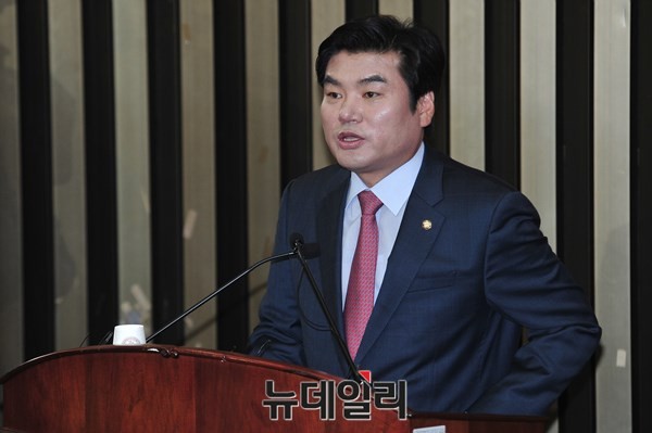 ▲ 원유철 새누리당 의원이 14일 오전 국회 의원총회에서 새 원내대표로 선출된 뒤 수락연설을 하고 있다.ⓒ뉴데일리 이종현 기자