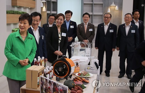 ▲ 박근혜 대통령이 14일 오전 서울 마포구 상암동 디지털 큐브에서 열리는 공영홈쇼핑 개국식에 앞서 스튜디오를 찾아 판매 상품을 살펴보고 있다. ⓒ연합뉴스 DB