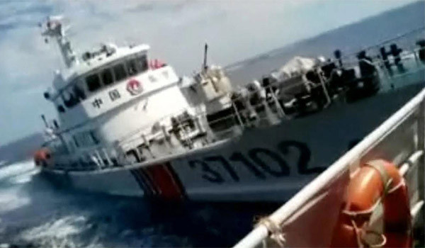 中공산당 관공선이 베트남 어업지도선을 충돌하는 장면. ⓒ베트남 정부가 日교도통신에 제공한 동영상 캡쳐
