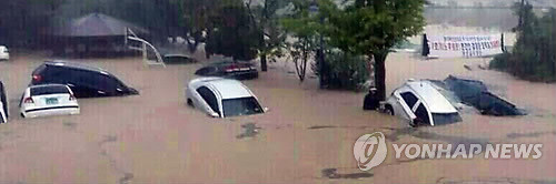 ▲ 작년 8월시간당 100mm가 넘는 집중호우가 내린 부산 기장군에서 주차 차량들이 침수돼 있다. ⓒ 연합뉴스
