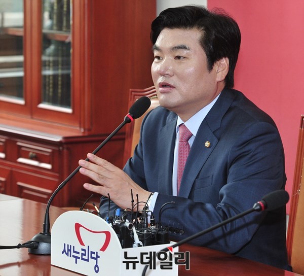 ▲ 14일 합의로 추대된 새누리당 원유철 신임 원내대표는 기자회견에서 