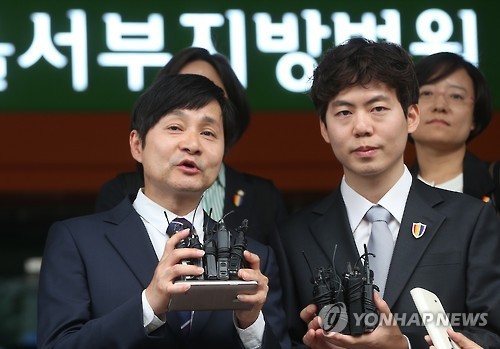 ▲ 영화감독 김조광수(왼쪽)와 레인보우팩토리 대표 김승환 씨가 6일 오후 서울서부지법에서 서울 서대문구를 상대로 낸 '가족관계등록 공무원의 처분에 대한 불복신청 사건' 첫 심문기일 심리를 마친 후 취재진의 질문에 답하고 있다. ⓒ 연합뉴스