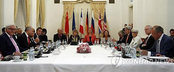 ▲ 13년 동안의 협상에서 타결을 이뤄낸 유엔 안보리 상임이사국 대표와 독일 대표, 이란 대표의 모습. ⓒ연합뉴스. 무단전재 및 재배포 금지.