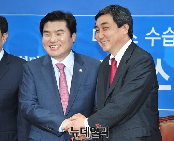 ▲ 새누리당 원유철 원내대표(왼쪽)와 새정치민주연합 이종걸 원내대표가 기자들의 요청에 따라 손을 잡은 채 웃어보이고 있다. ⓒ뉴데일리 이종현 기자