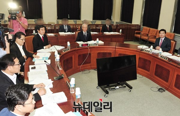 ▲ 14일 국회 정보위에 출석한 이병호 국정원장. ⓒ뉴데일리 이종현 기자