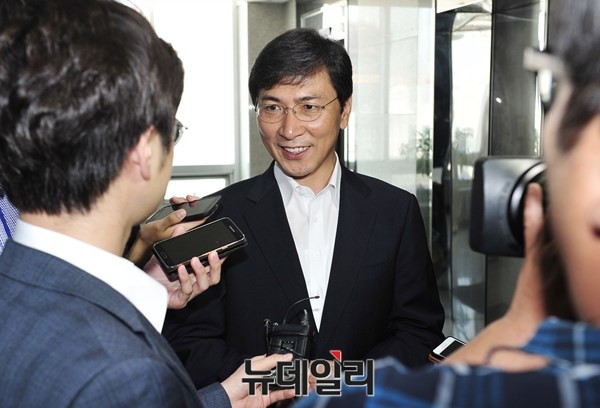 ▲ 안희정 충남도지사가 15일 새정치민주연합 김상곤 혁신위원장과 차담회를 마치고 나온 뒤, 취재진의 질문에 답하고 있다. ⓒ뉴데일리 이종현 기자