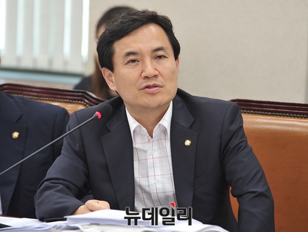 ▲ 김진태 새누리당 의원이 15일 국회에서 열린 법제사법위원회 전체회의에 참석해 발언하고 있다.ⓒ뉴데일리 이종현 기자